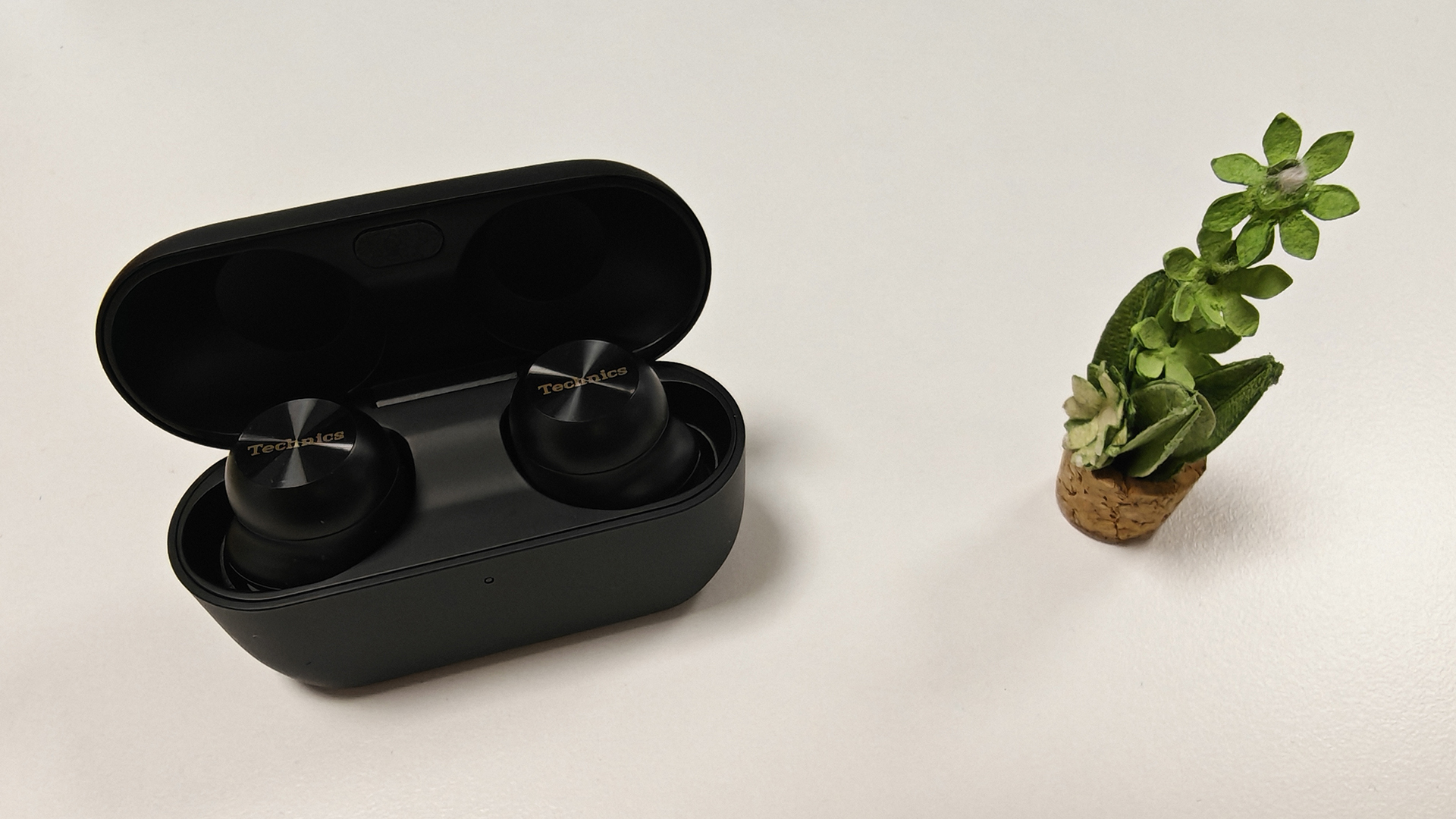 The Technics EAH-AZ100s