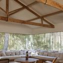 © Ruy Teixeira Itaipava Farm / Lucas Jimeno Dualde - Interior Photography, Living Room, Wood, Table, Chair, Beam