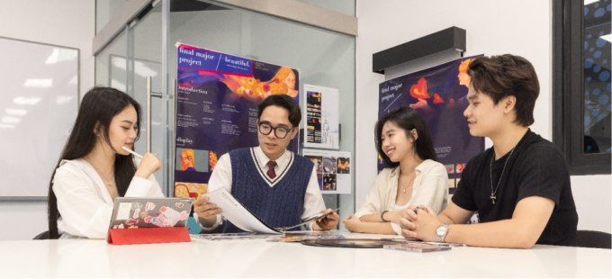 Students join a discussion. Photo courtesy of BUV