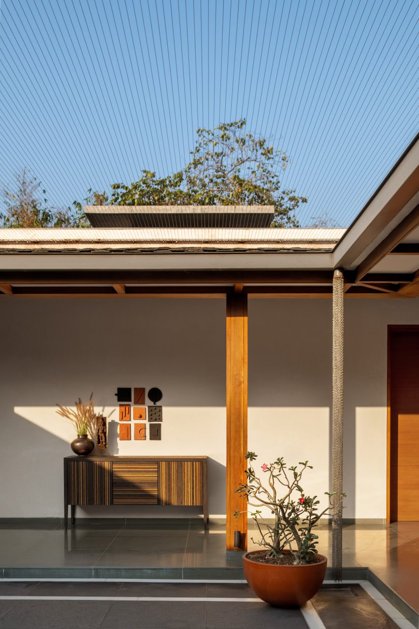 Courtyard space at Indian home by Hiren Patel Architects + Design