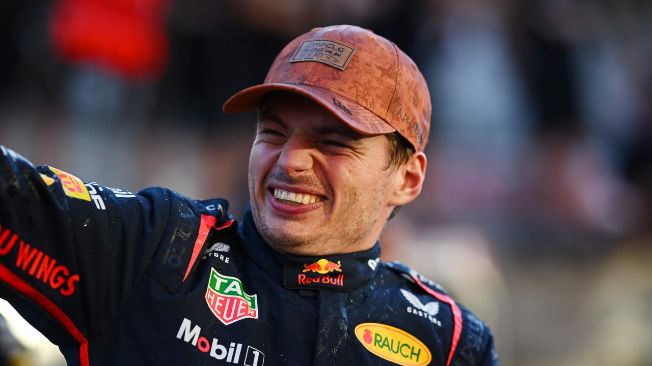 AUSTIN, TEXAS - OCTOBER 19: Race winner Max Verstappen of the Netherlands and Oracle Red Bull Racing celebrates victory with his team during the F1 Grand Prix of United States at Circuit of The Americas on October 19, 2025 in Austin, Texas. Clive Mason/Getty Images/AFP (Photo by CLIVE MASON / GETTY IMAGES NORTH AMERICA / Getty Images via AFP)