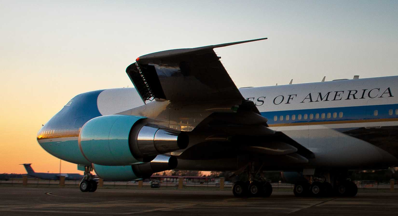 Air Force One departs Maxwell AFB, engines close-up