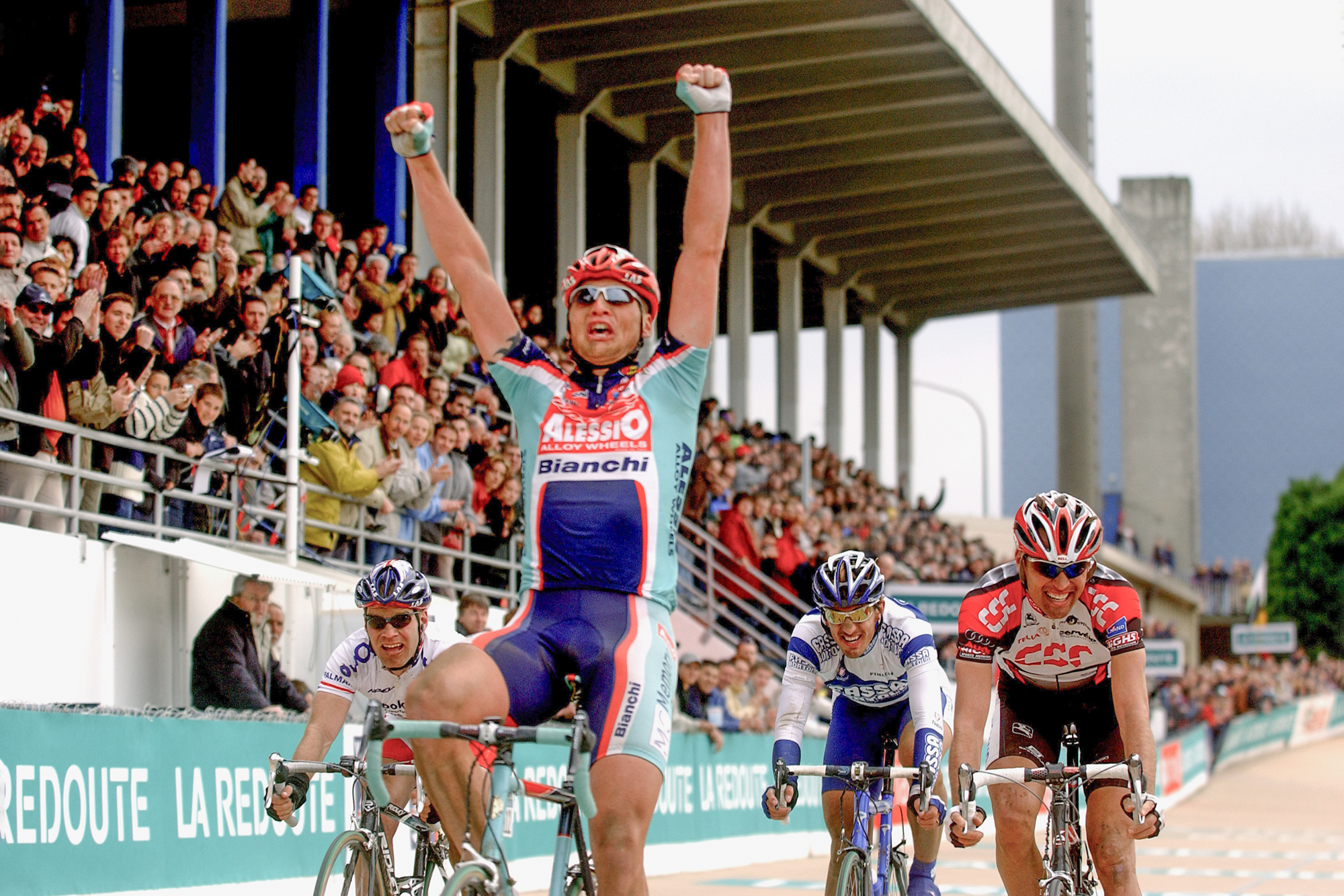 Magnus B&auml;ckstedt (Alessio-Bianchi) celebrates winning the sprint to take victory at the 2004 Paris-Roubaix