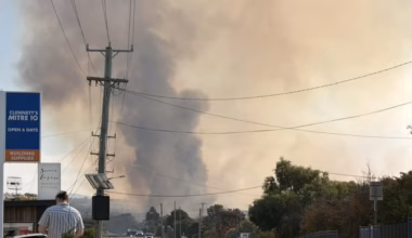Swansea bushfire moves towards Dolphin Sands community