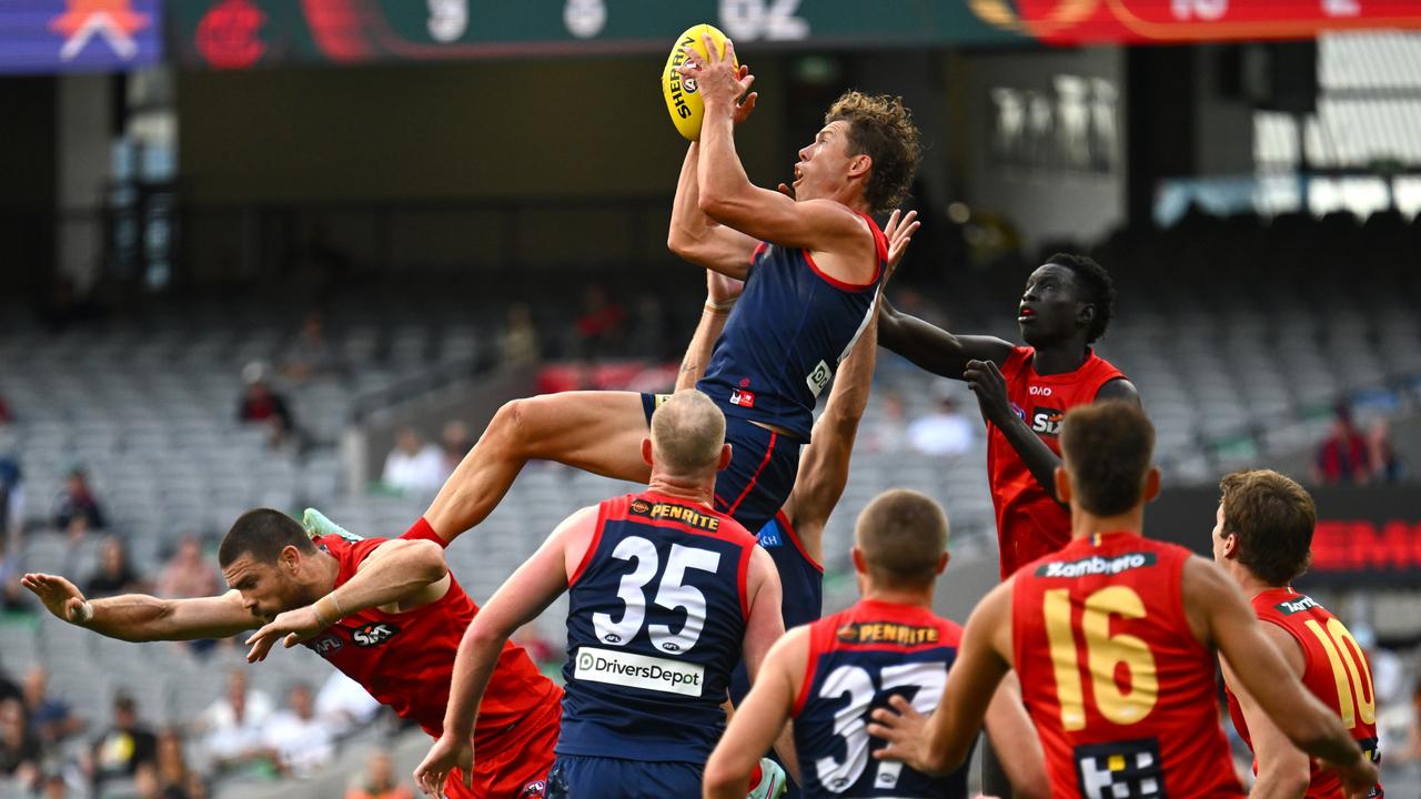AFL 2026: Jake Melksham takes mark of the year contender, Melbourne defeat Gold Coast Suns