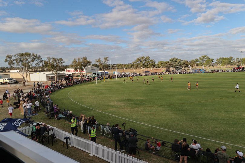 More than 3500 fans turned out to see Buddy Franklin play in Dowerin.