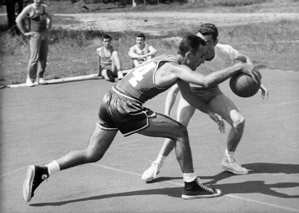 The picture (undated) shows American basketball player Bob Cousy of the Boston Celtics during a basketball session. (Photo by - / AFP) (Photo by -/AFP via Getty Images)