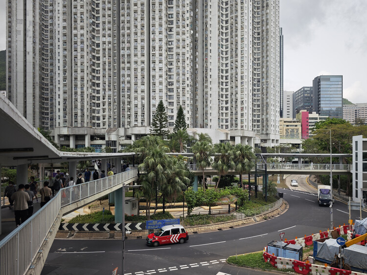 Beyond the Street: Climate, Commerce, and the Evolution of Hong Kong’s Elevated Networks - Image 1 of 22