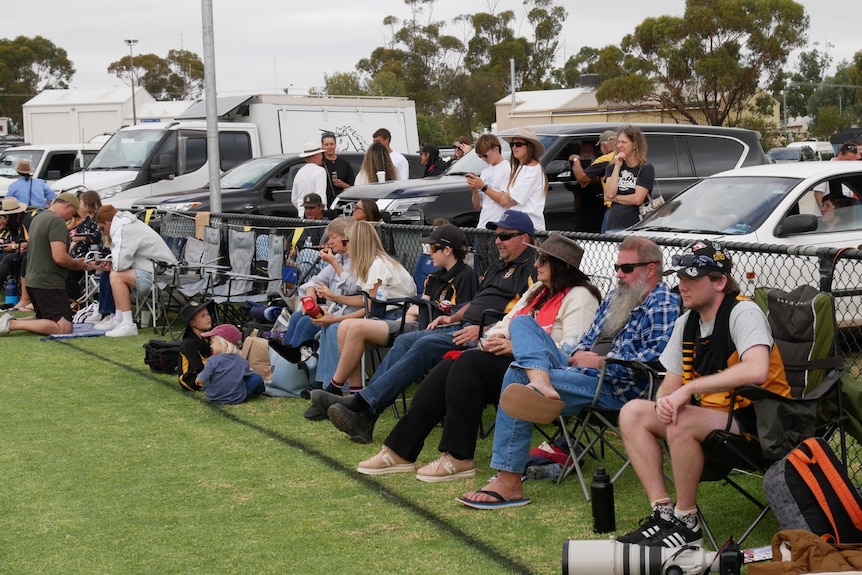 Spectator's line the boundary in Dowerin.