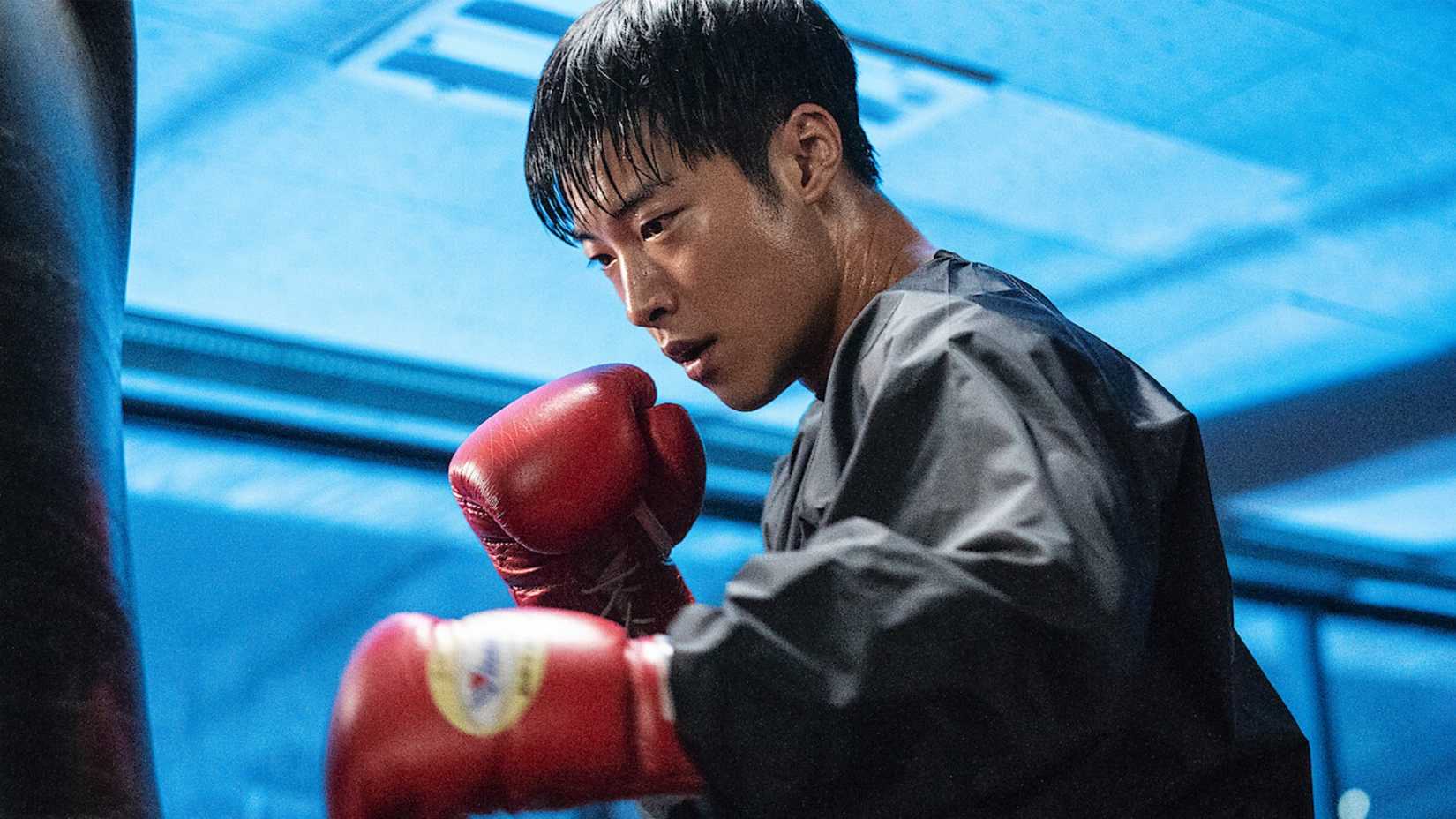 A man with boxing gloves in the K-drama Bloodhounds.