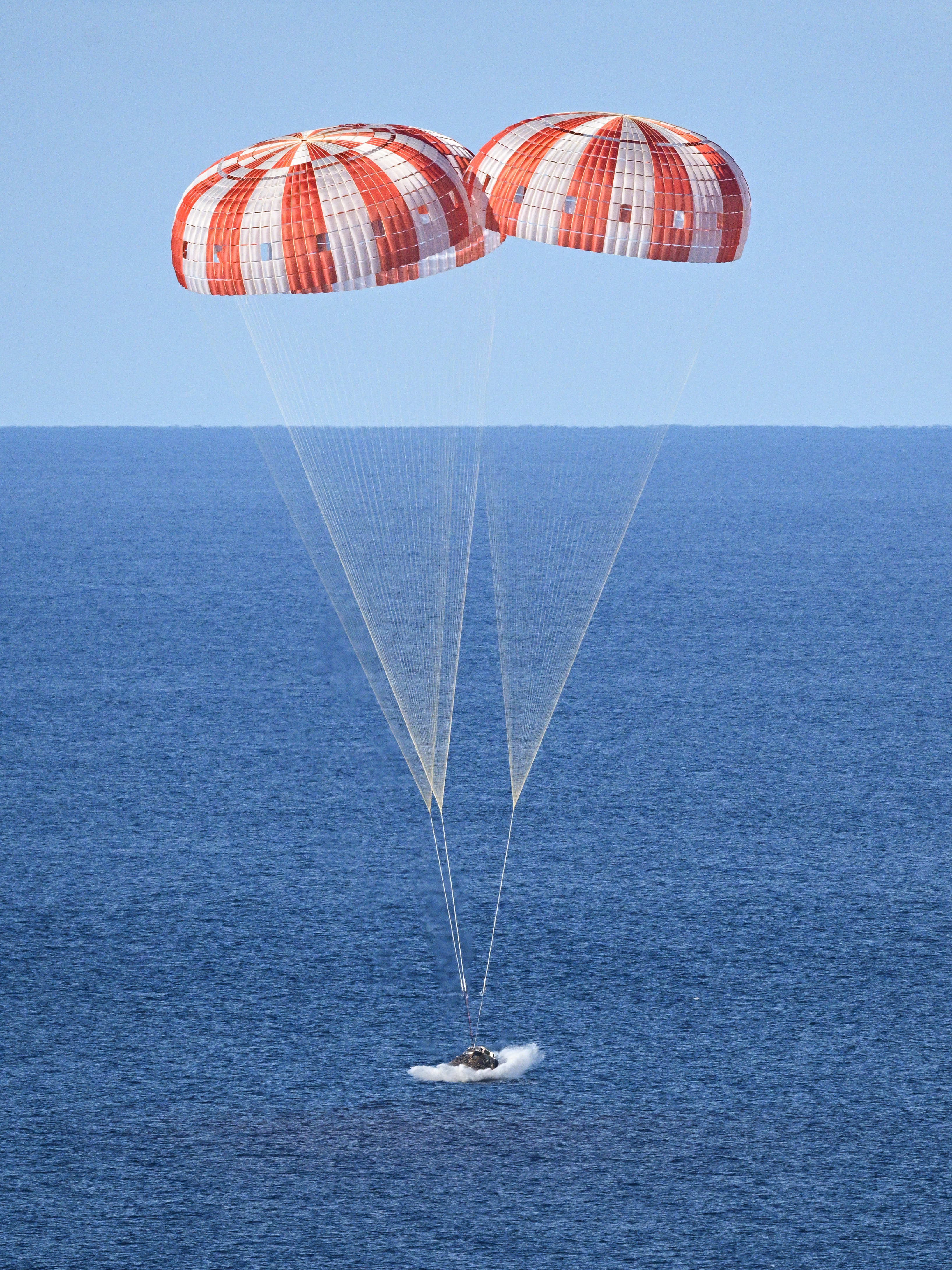 The Orion splashes down in the Ocean on April 10