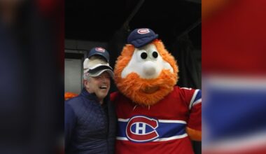 Youppi gifts Caufield’s dad Canadiens hats before Game 3 of Eastern 1st Round