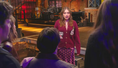 Aimee Lou Wood Wastes No Time In Roasting ‘SNL’s Teeth Sketch Ahead Of ‘SNL UK’ Hosting Duties