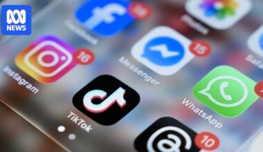 Frustrated parents of under-16s look for help to enforce 'ineffective' social media ban