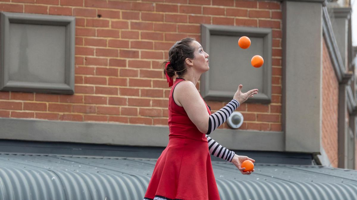 Fremantle International Street Arts Festival: Traffic stops as Freo lit up with street performers