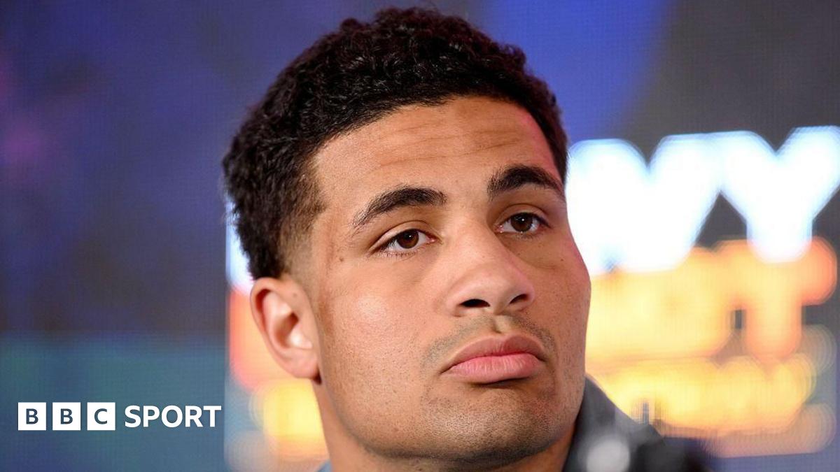 Davit Chaloyan ducks under a punch from Delicious Orie