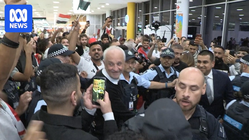 Graham Arnold mobbed by Iraqi Australians at Sydney Airport, after qualifying for World Cup