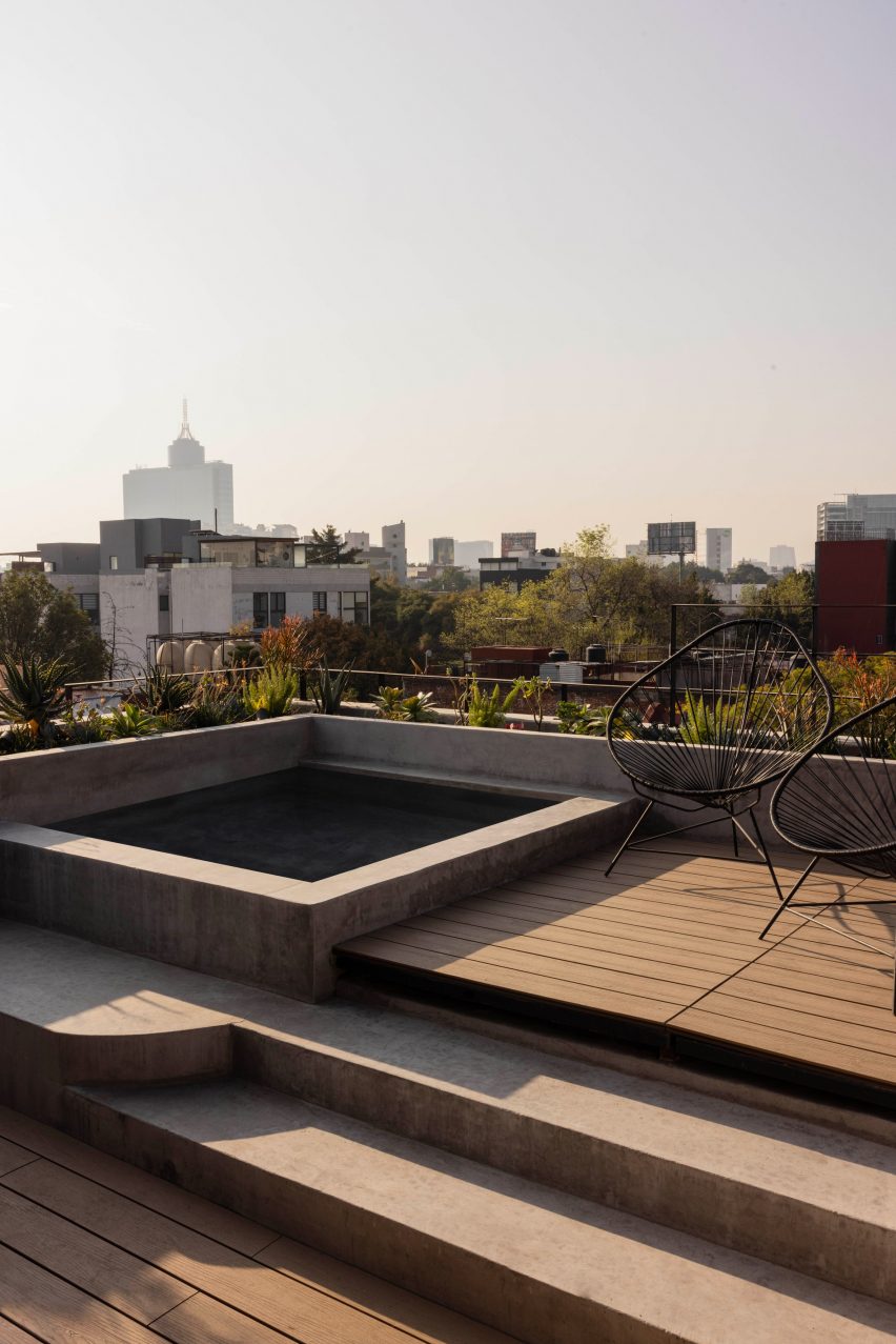 Roof terrace featuring a plunge pool with views of Mexico City's skyline