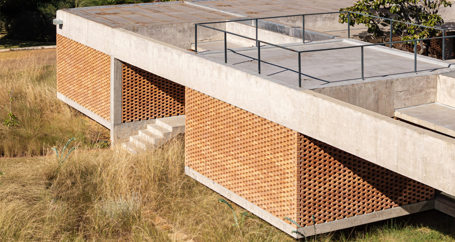 Bloco Arquitetos designs Brazilian “house without windows”