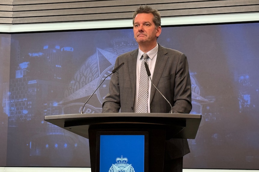 Detective Superintendent Jason Kelly providing a press conference.