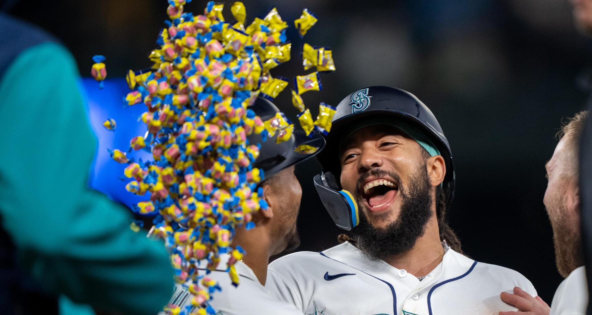 Crawford caps Mariners rally with RBI single in 9th to beat reeling Astros 8-7