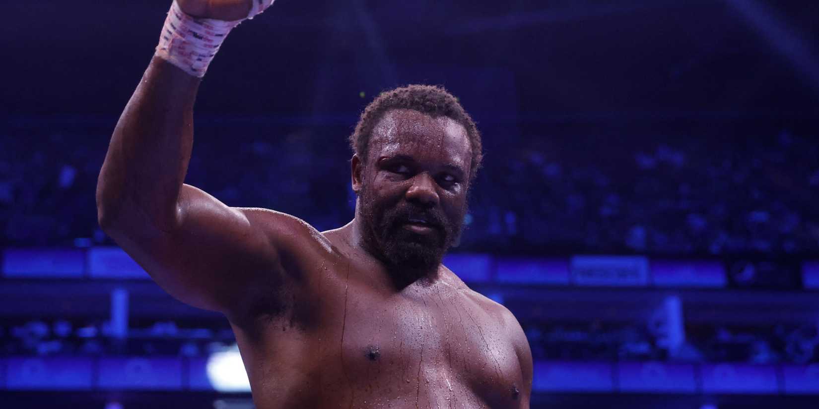 Derek Chisora waves to the crowd