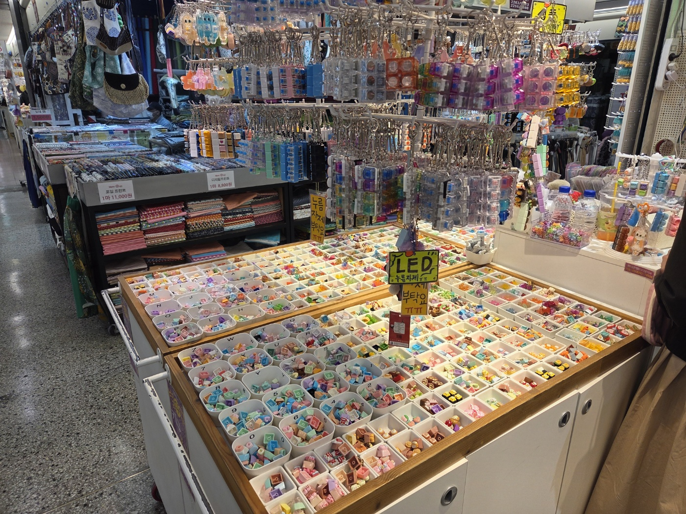 Numerous keycap keyrings are displayed in an accessories store in Dongdaemun Shopping Complex in Jongno District, central Seoul, on April 21. [KIM MIN-YOUNG]