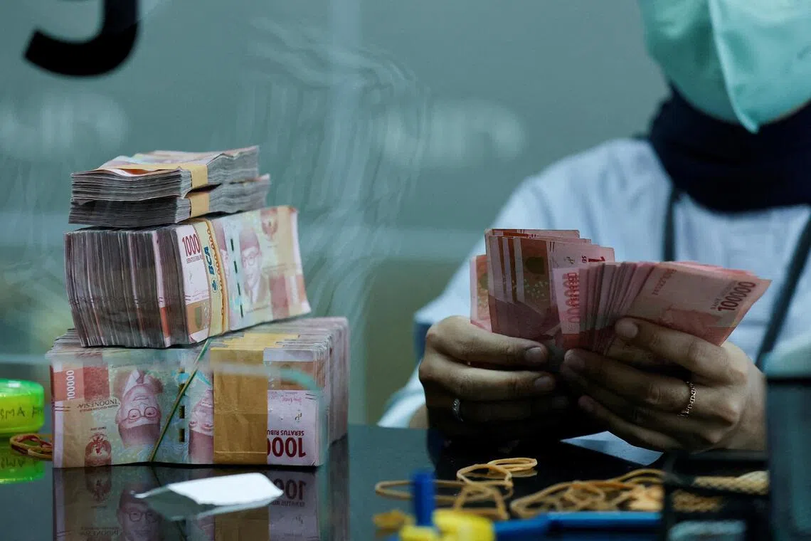 Rupiah hits record low vs Singdollar