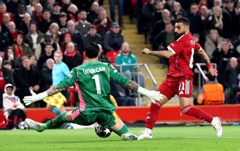 epa12831395 Mohamed Salah (R) of Liverpool in action against Galatasaray goalkeeper Ugurcan Cakır during the UEFA Champions League Round of 16 2nd leg match between Liverpool and Galatasaray in Liverpool, Great Britain, 18 March 2026. EPA/ADAM VAUGHAN