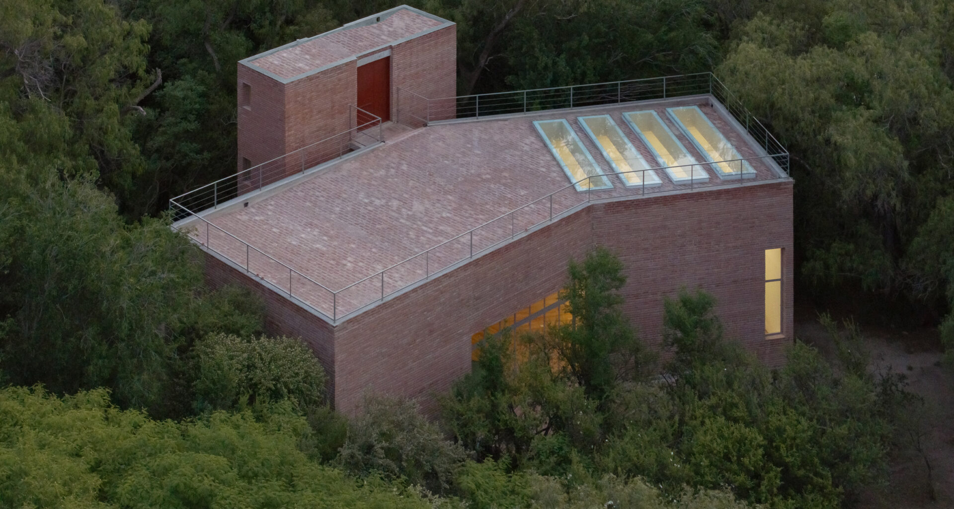 Esteras Perrote nestles Atelier Cambre in Argentinian woodland