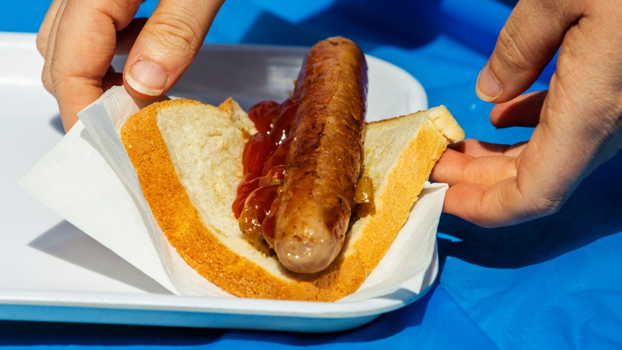 'Disappointed': Aussies slam Bunnings sausage sizzle for lack of onion caramelisation