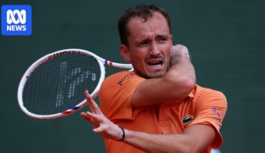 Daniil Medvedev smashes racquets, loses 6-0, 6-0 to Matteo Berrettini at Monte Carlo Masters