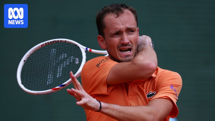 Daniil Medvedev smashes racquets, loses 6-0, 6-0 to Matteo Berrettini at Monte Carlo Masters