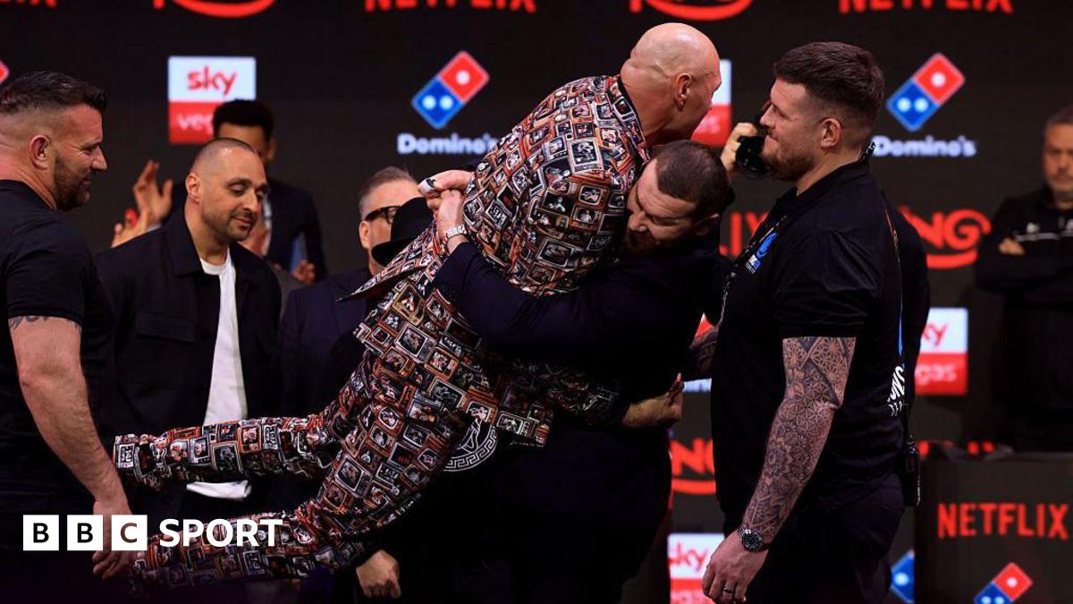 Arslanbek Makhmudov  jokingly lifts Tyson Fury at the face-off