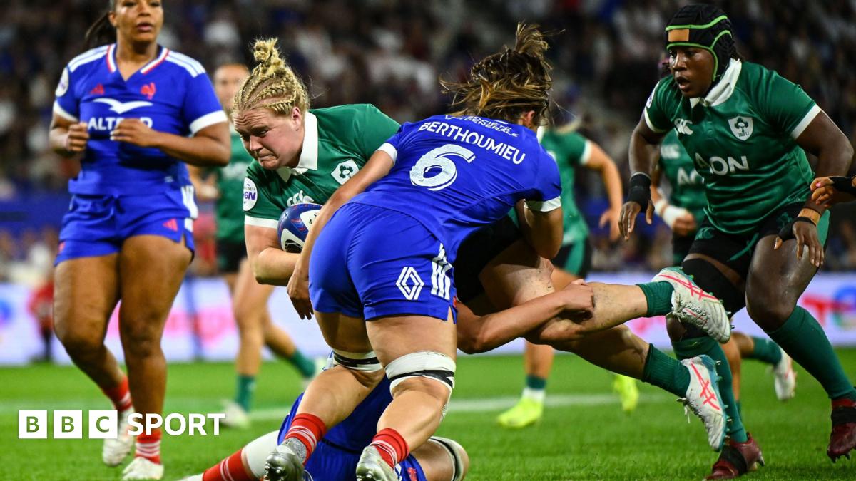 Cliodhna Maloney-MacDonald carries the ball