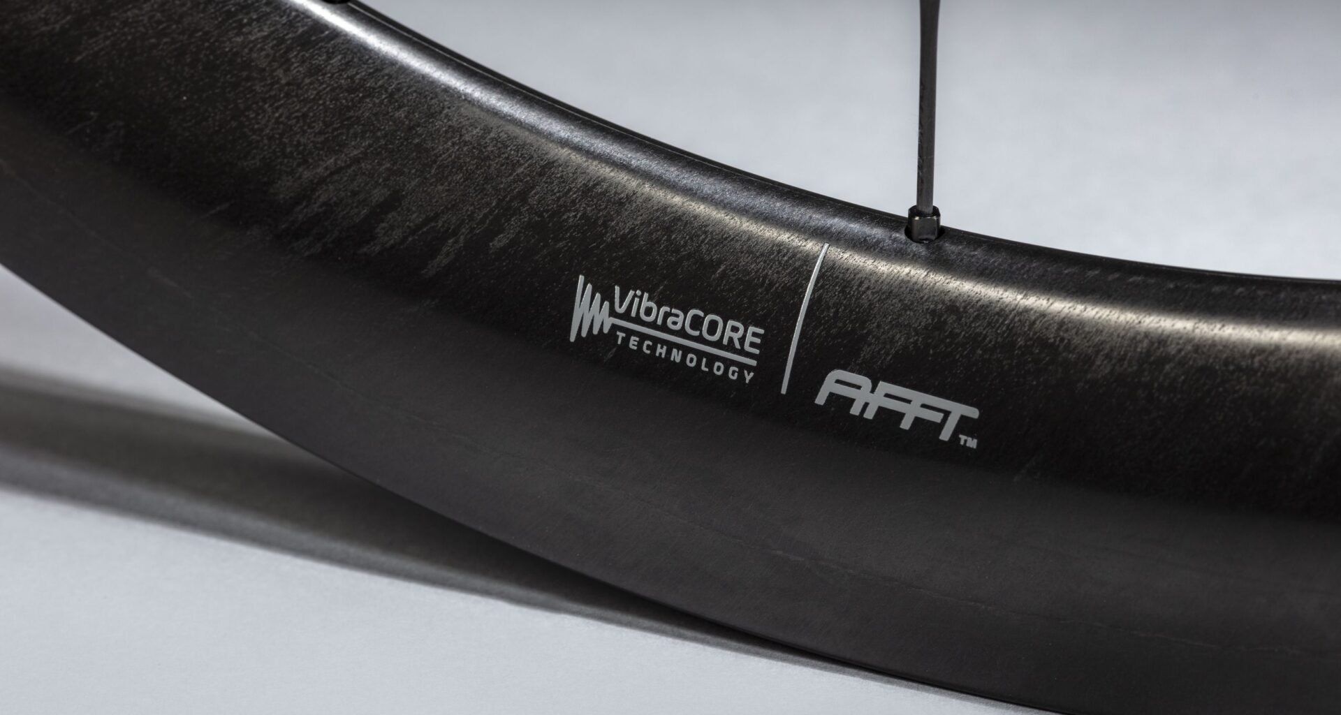 Parcours claims its new Vibracore vibration-damping wheel tech is equivalent to a 10-15 PSI drop in tyre pressure
