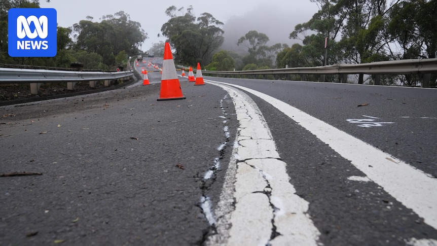 No 'proper timetable' for reopening Great Western Highway, NSW roads minister says