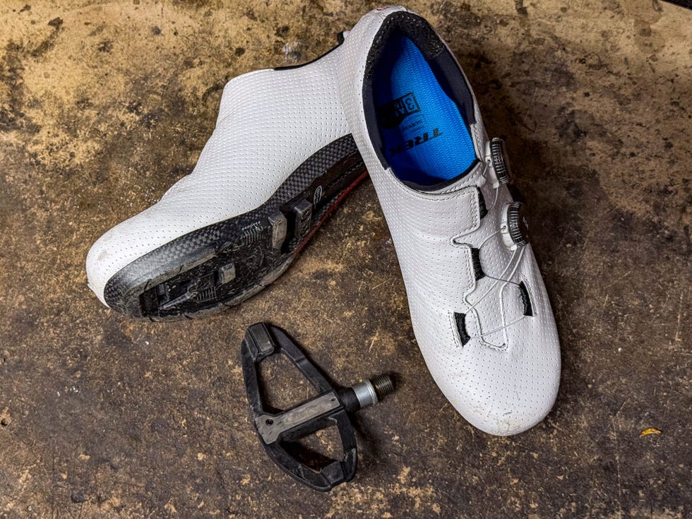 Cycling shoe and pedal Cycling shoe and pedal