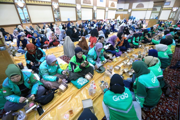 Indonesian female online drivers are having dinner together