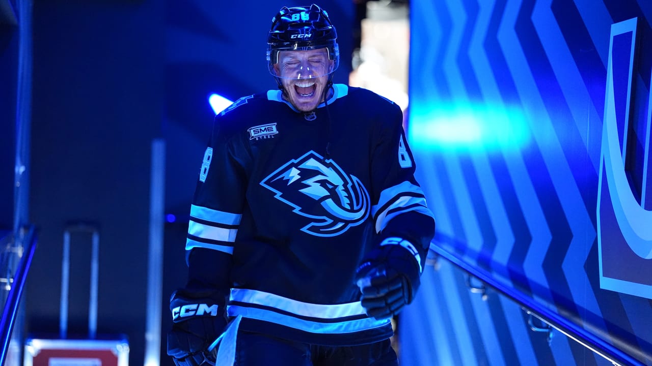 Schmidt sharing playoff knowledge with young Mammoth entering 1st round