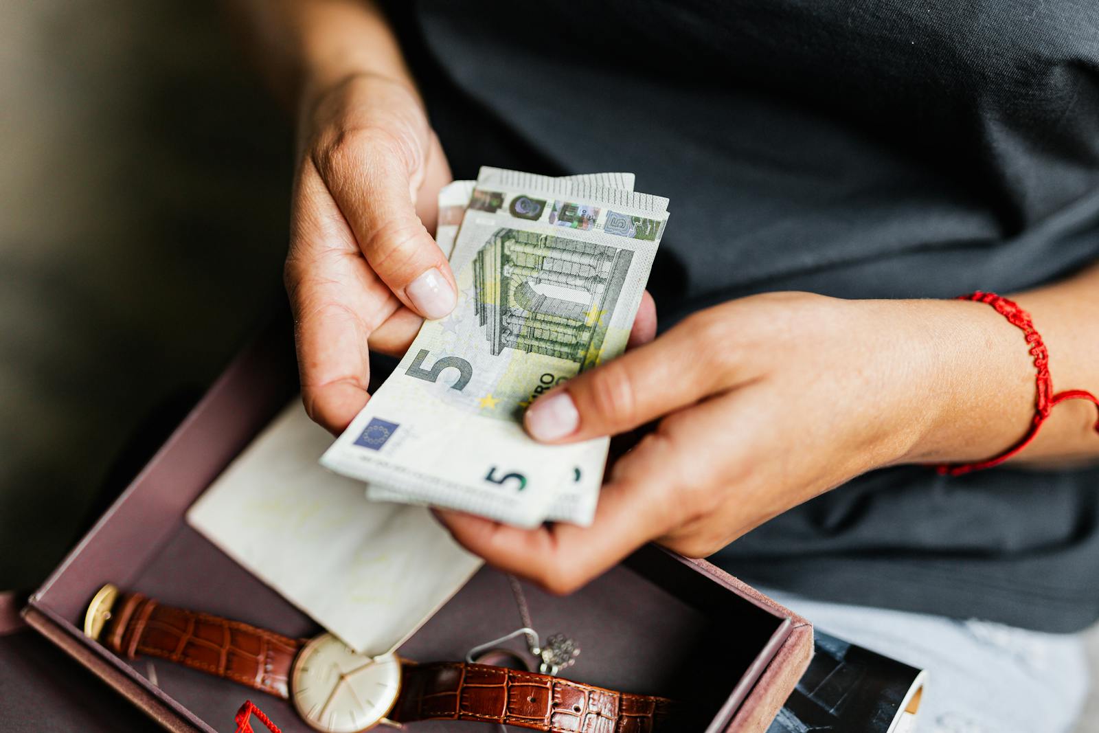 hands counting cash