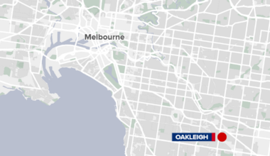 Machete attack on group in Melbourne hospitalises man