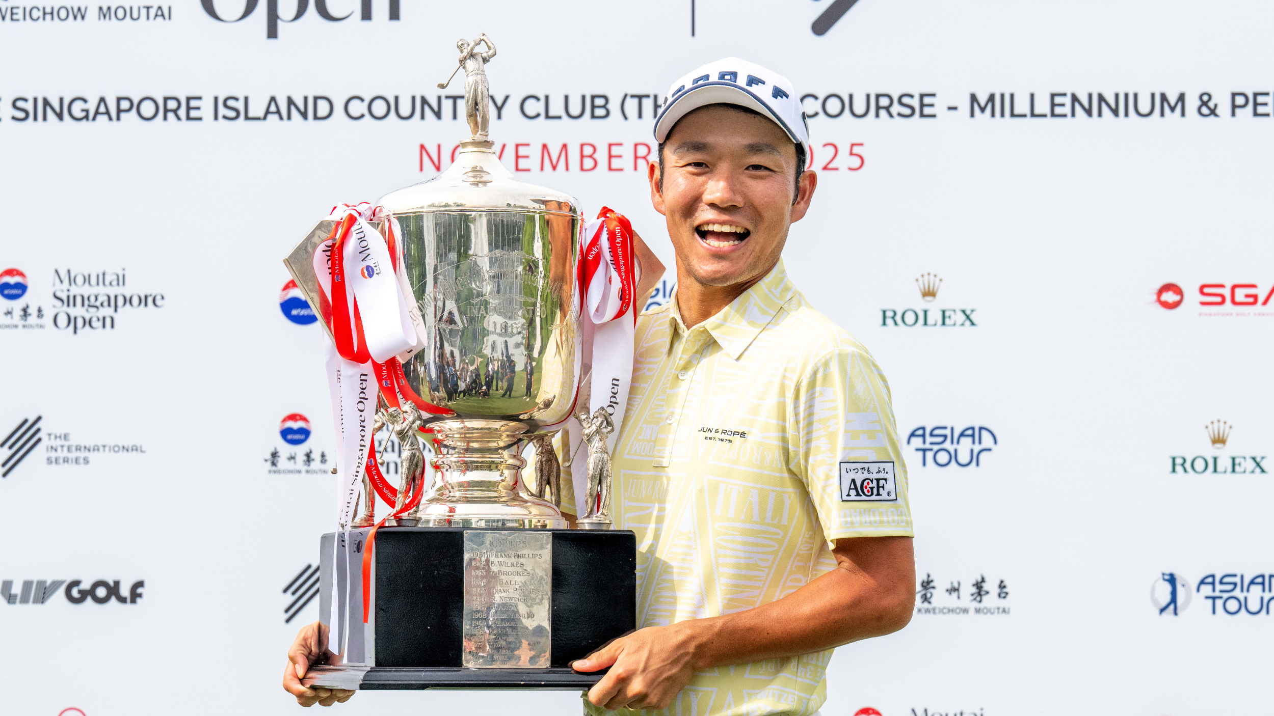 Yosuke Asaji with the Moutai Singapore Open trophy
