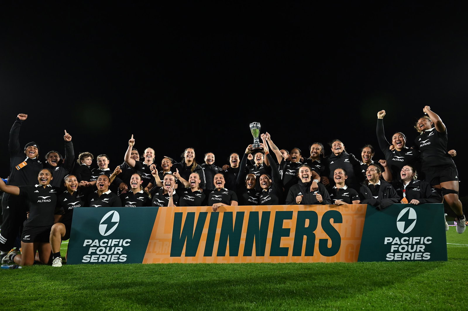 Black Ferns celebrate their win.