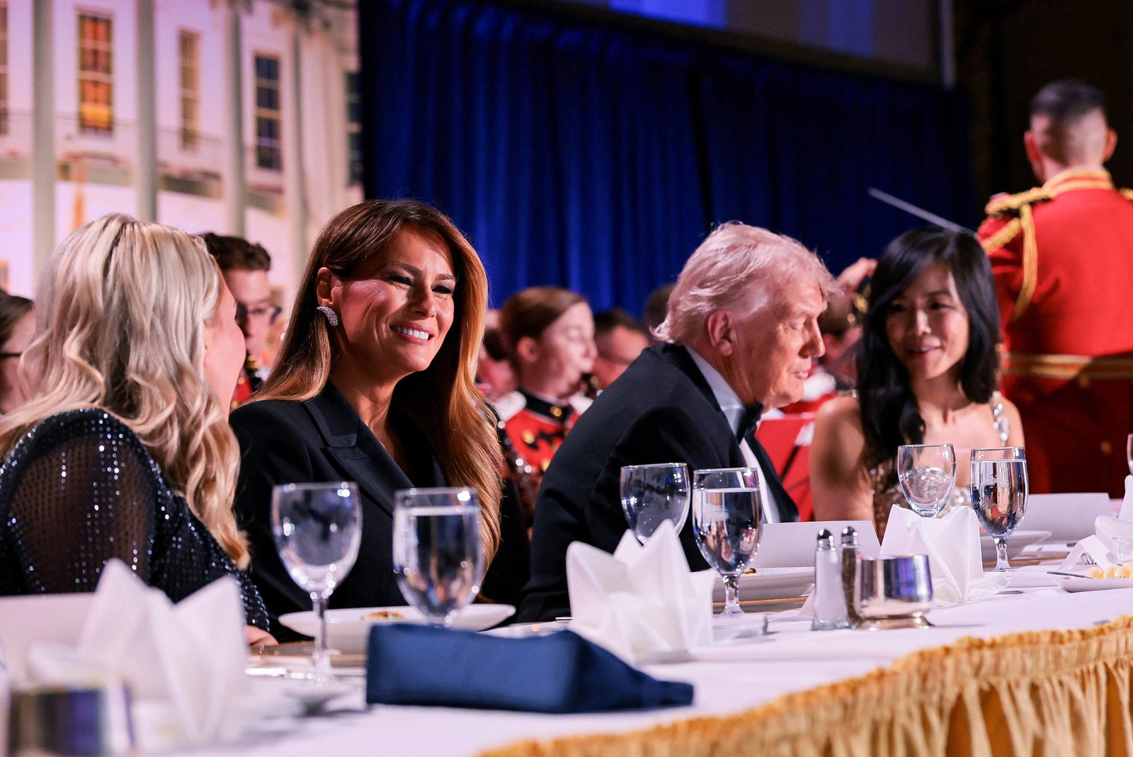 Trump and Melania sitting at the table of the correspondents' dinner.