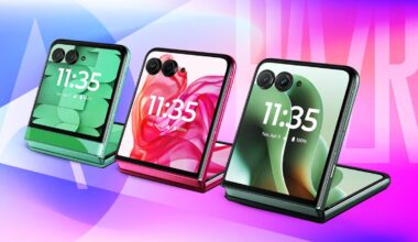 Three Razr phones are lined up. They are partially folded, with one side sitting up straight, displaying the time.