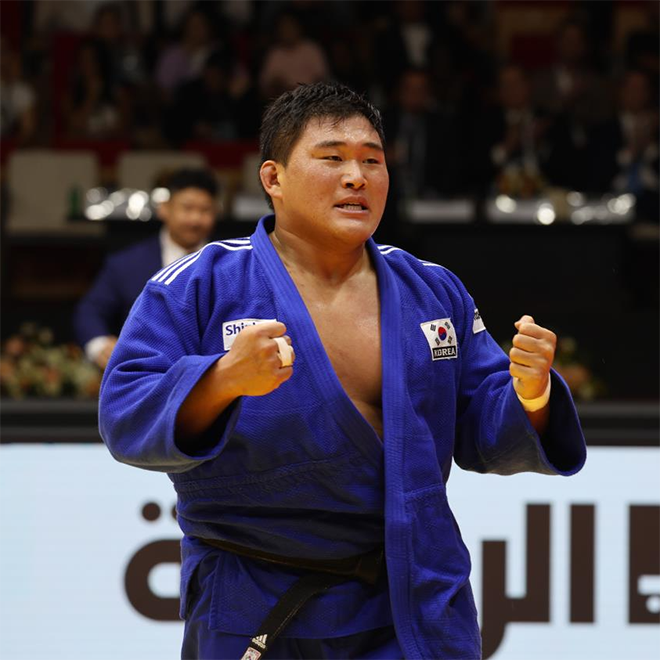 Kim Min-jong is clenching his fist after winning the men's +100kg final at the 37th International Judo Federation World Championships in 2024 by beating 2018 gold medalist Guram Tousishvili with a single press. Photo = Courtesy of Korean induction ceremony