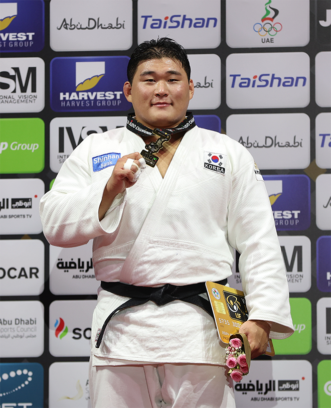 Kim Min-jong at the 37th International Judo Federation World Championships in 2024 Men's +100kg Gold Medal Award Ceremony. Photo =EPA = Courtesy of Yonhap News