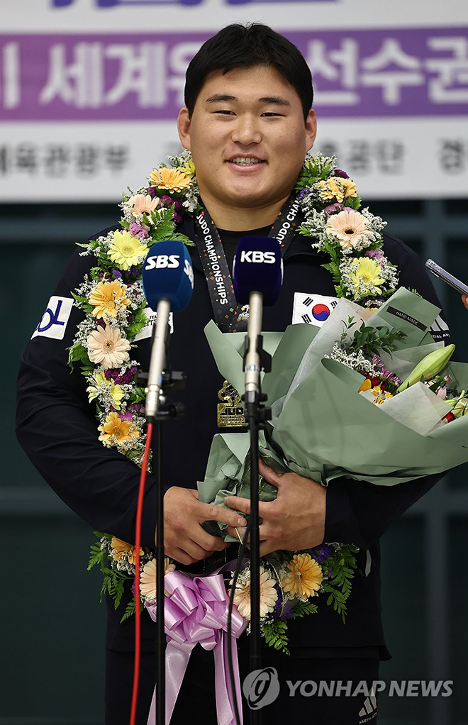 Lee Isaac participated as KTT's second at the mixed martial arts competition TFC Dream 08 held at Monster House in Ilsan-dong-gu, Goyang-si, Gyeonggi-do in March 2026. Korea's UFC 25th fighter will debut in May. Photo = Courtesy of Frank Five reporter Lee Kyo-duk