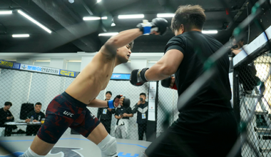 Ryu Jung-hyun is taking a photo to commemorate becoming the regular champion of the mixed martial arts group KMMA Super Lightweight in April 2026. On the left in the middle, Yoo Sang-hoon, Korea's No. 1 fighter in the Audition Contender Series hosted by the UFC president, is the leader of Yangsan Team Mad. Photo = Representative Popeye's KMMA fighter agency is provided